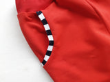 Tiesios raudonos kelnės su juodai balta detale
