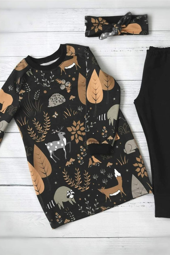 Stilingas drabužių derinys mergaitei - Juoda tunika su miško gyvūnėliais, galvajuostė ir tamprės